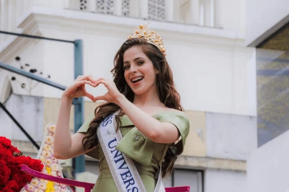 Fátima Bosch, Miss Universo 2025, se desmaya durante desfile en Ecuador y recibe atención inmediata.
