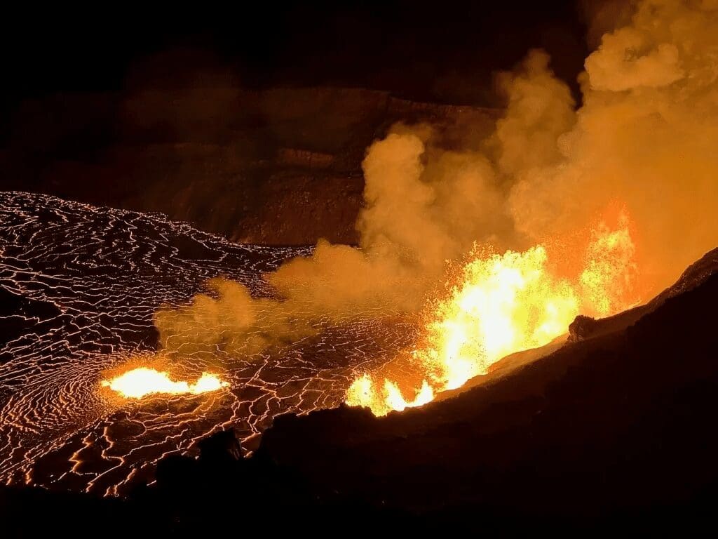 El volcán Kilauea registra nueva erupción con lava y cenizas en Hawaii.
