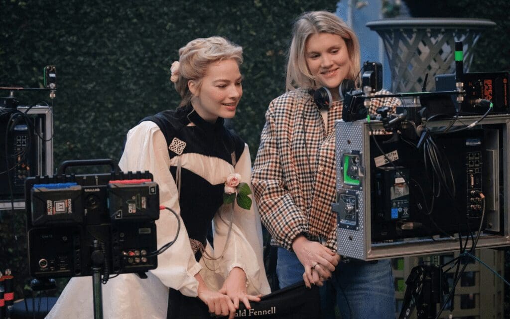 Emerald Fennell defendió los cambios estructurales en su adaptación de Cumbres borrascosas, una versión centrada en la relación entre Cathy y Heathcliff que ha dividido a crítica y público.