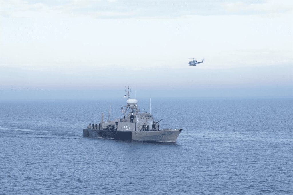 Irán inició maniobras militares en el estrecho de Ormuz antes de negociaciones nucleares con Estados Unidos, elevando la tensión en una ruta clave para el petróleo mundial.