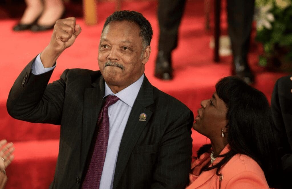 Jesse Jackson, histórico líder de los derechos civiles en Estados Unidos, murió a los 84 años dejando un legado en la lucha por la igualdad racial y la participación política.