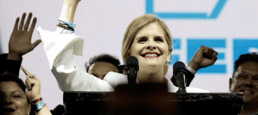 Laura Fernández asume la presidencia de Costa Rica con promesa de mano dura contra el crimen