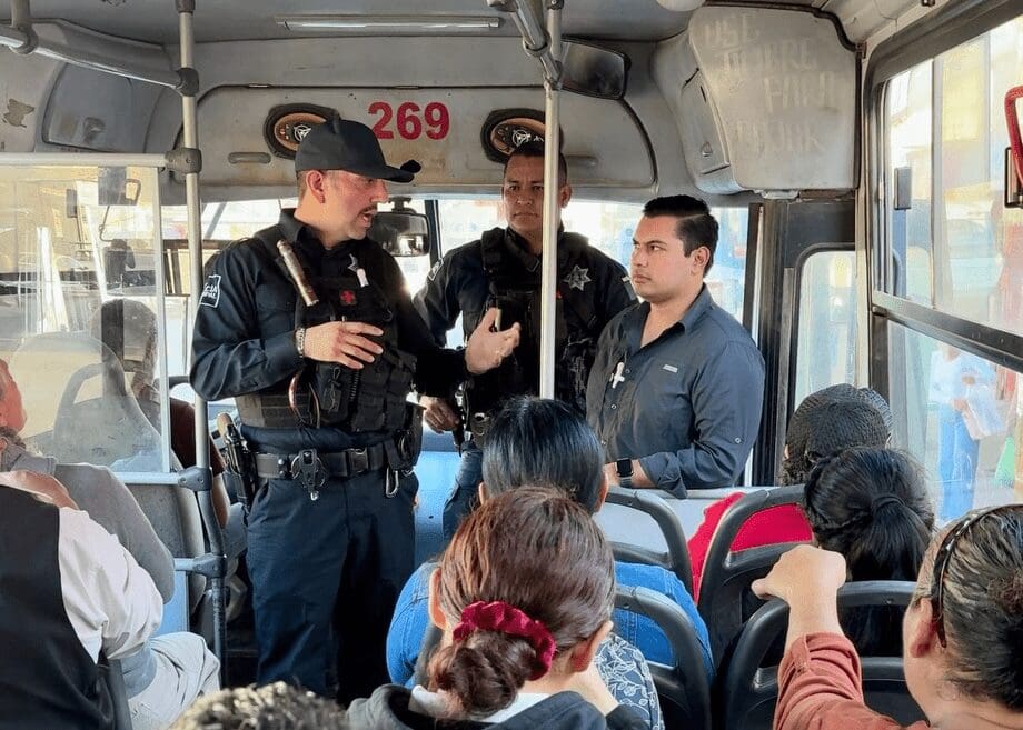 Policía municipal y choferes del transporte público acordaron reforzar la vigilancia y mejorar la coordinación para aumentar la seguridad de operadores y usuarios.