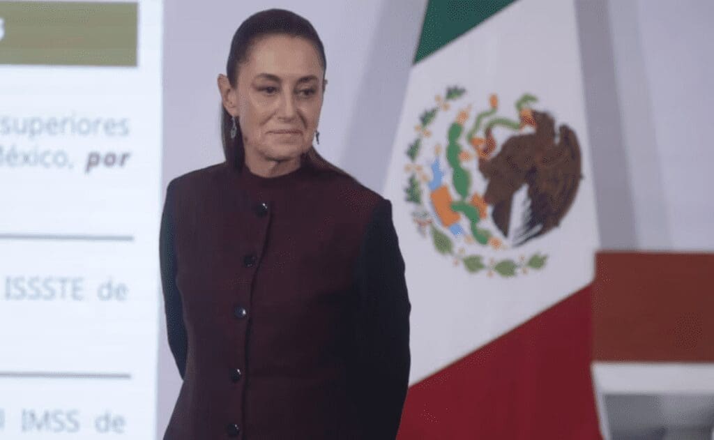 Claudia Sheinbaum anunció una iniciativa para limitar pensiones privilegiadas de exfuncionarios y ahorrar 5 mil millones de pesos destinados a programas sociales.