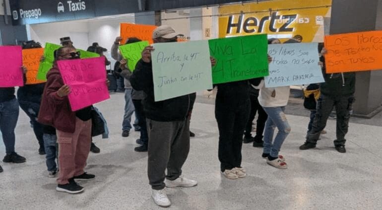 Marx Arriaga llegó a Ciudad Juárez y fue recibido por manifestantes que rechazan los libros de texto impulsados durante su gestión en la SEP.