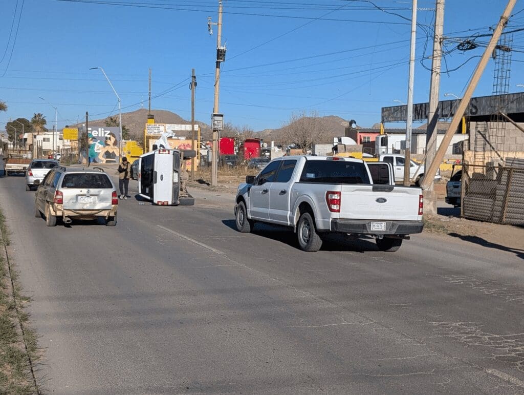 Patrulla de la SSPE volcó en Lombardo Toledano tras ser impactada por un Cavalier; conductor fue detenido por no contar con seguro ni documentos.