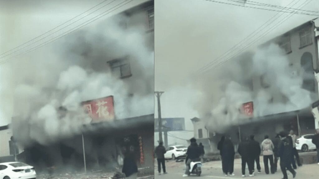 Una tienda de pirotecnia explotó en Hubei, China, dejando 12 muertos y varios heridos. Autoridades investigan las causas del siniestro.