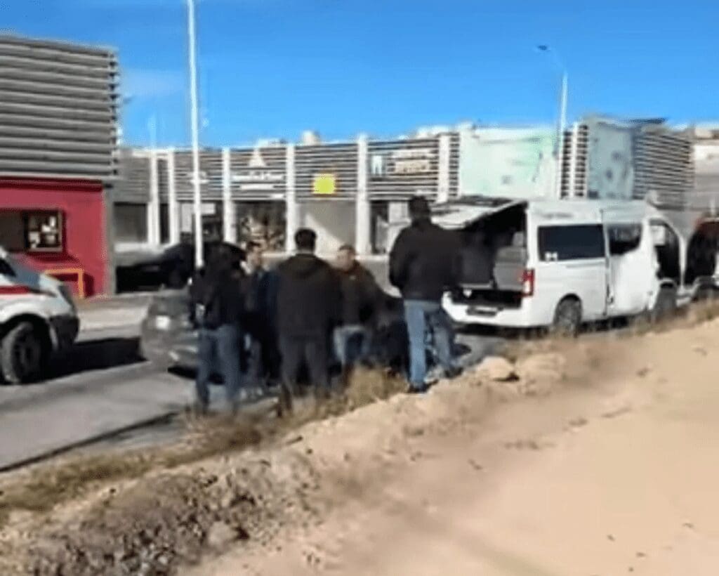 Motociclista quedó grave tras encontronazo en Circuito Universitario; sufrió fractura expuesta y fue trasladado al hospital Christus Muguerza.
