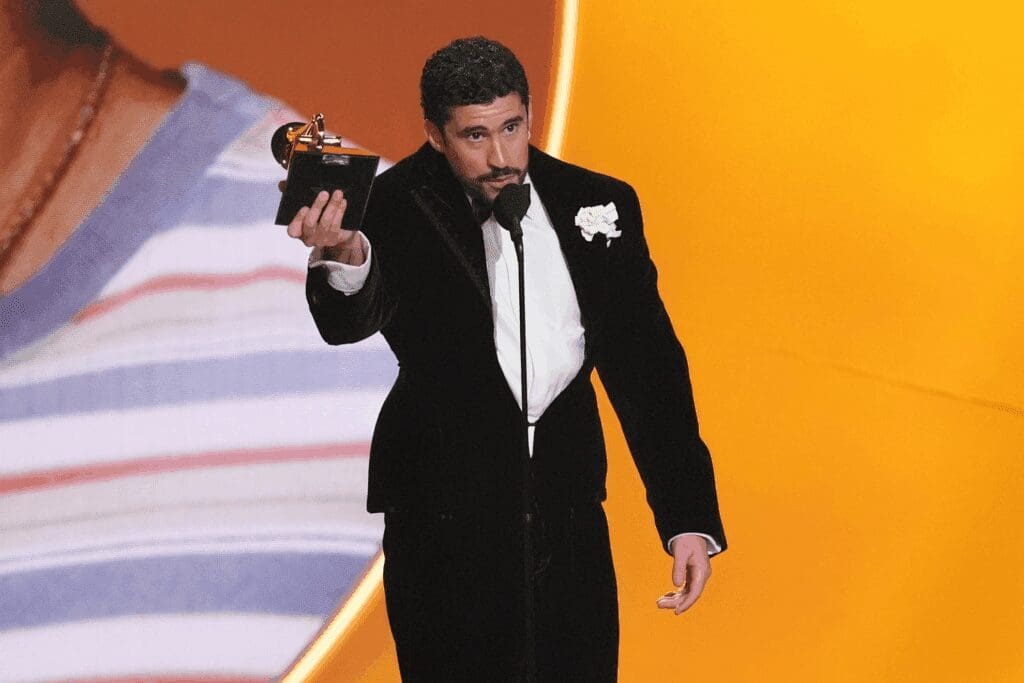 Carlos Santana es tendencia tras el Grammy de Bad Bunny en 2026.