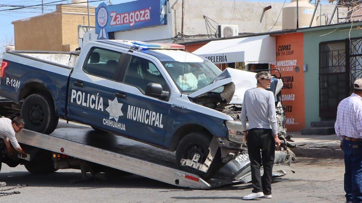 Dos oficiales resultan lesionadas tras chocar patrulla contra camión en Cerro de la Cruz.