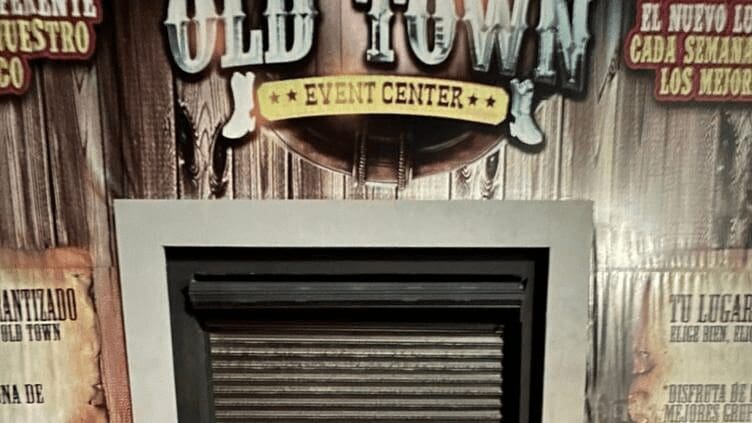 Clausuran salón Old Town tras detectar menores y alcohol.