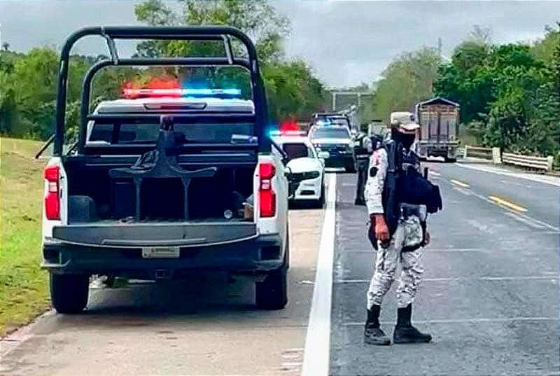 Enfrentamiento en Tuxpan, Jalisco, provoca cierre de accesos y llamado a permanecer en casa.