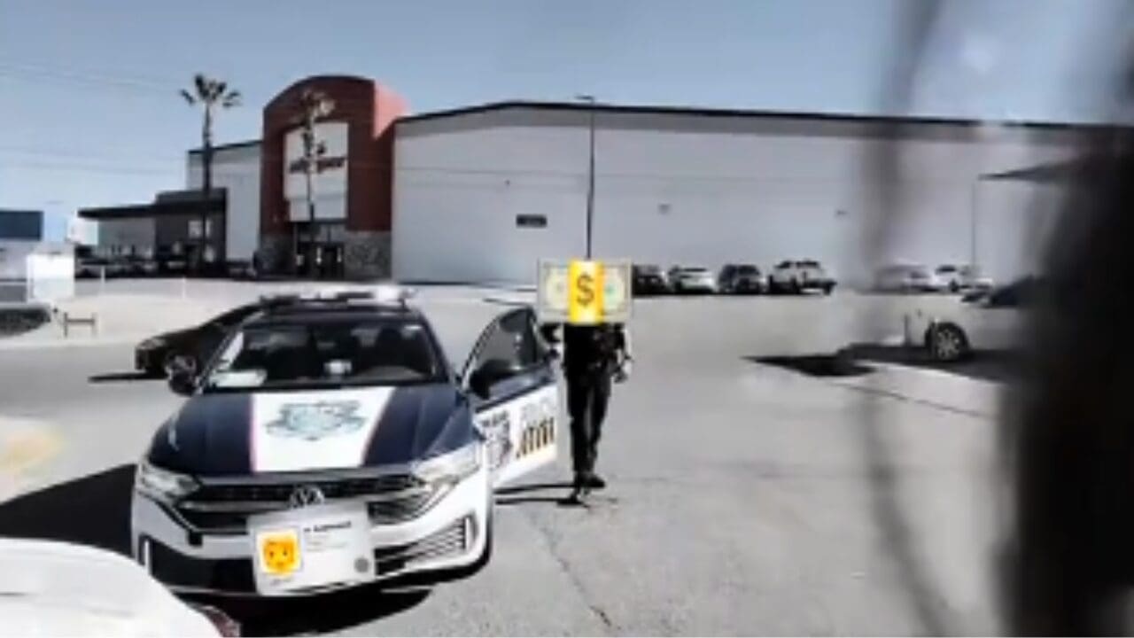 Un tiktoker graba el momento en que ofrece un soborno a un agente vial tras ser detenido por exceso de velocidad. Mira el video de la polémica.