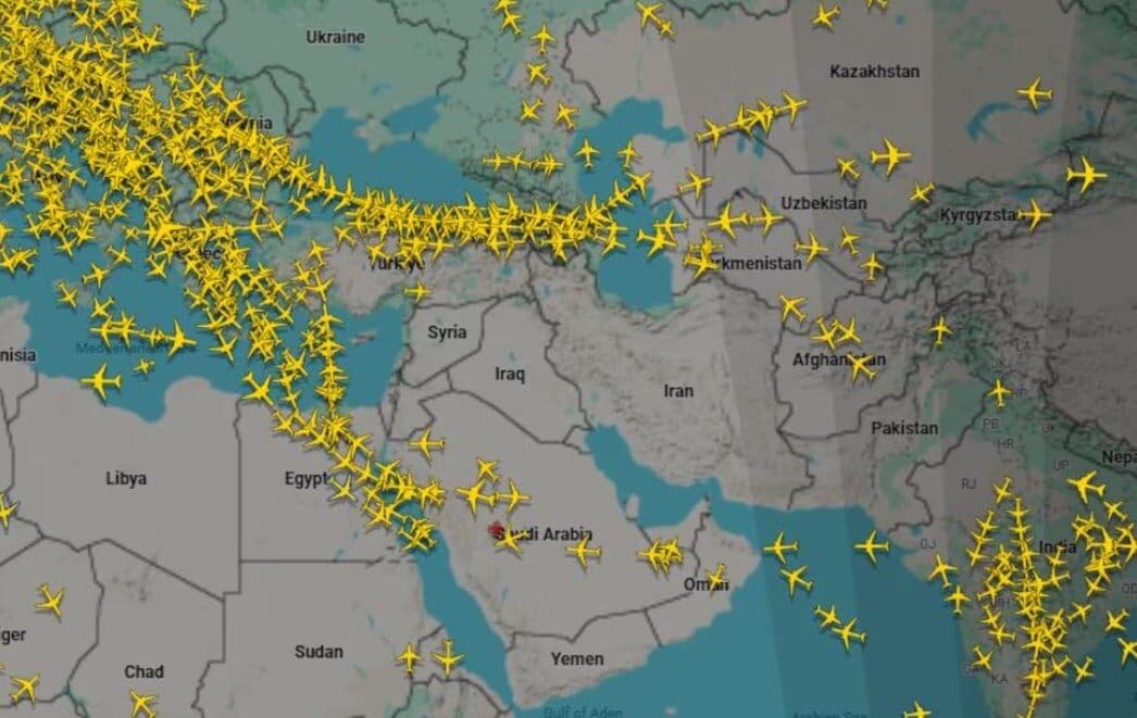 Aerolíneas internacionales suspenden vuelos a Medio Oriente por conflicto.