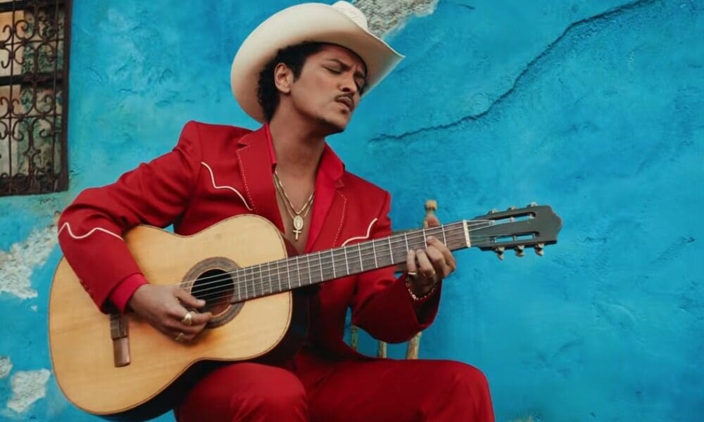 Bruno Mars lanza “Risk It All” con inspiración en el mariachi.
