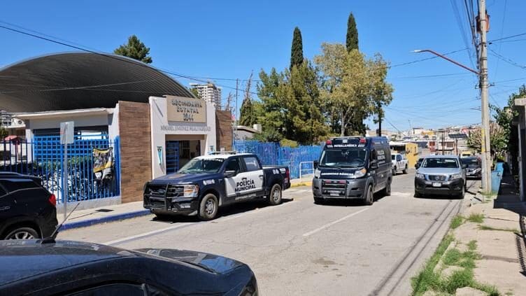 Una estudiante de 14 años fue atendida por paramédicos en la Secundaria Técnica 3044 tras presentar autolesiones. Conoce los detalles de la movilización.