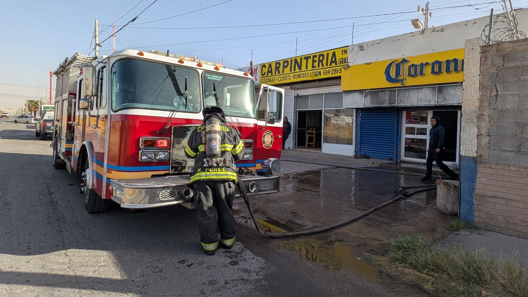 Incendio en Modelorama abandonado de la colonia Nuevo Triunfo moviliza a bomberos de Chihuahua. Se presume fue provocado por intrusos.