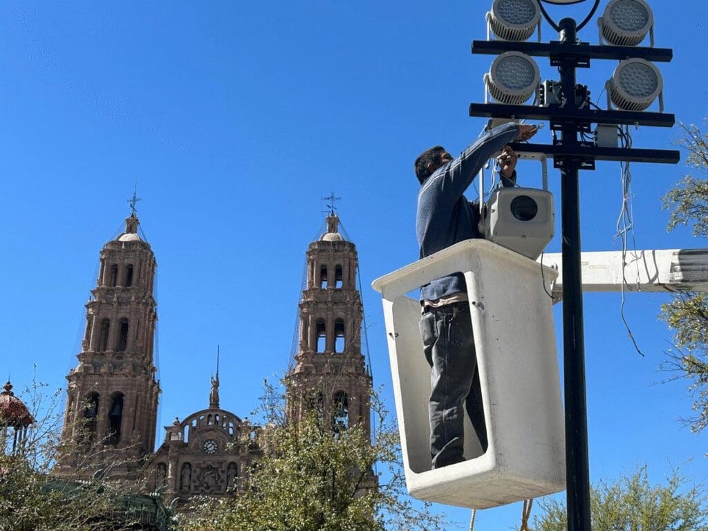 El Ayuntamiento de Chihuahua reinstaló las lámparas y proyectores LED en la Plaza de Armas tras las marchas del 8M. Conoce los detalles aquí.