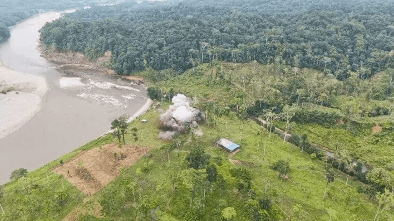 Ecuador lanza bombardeos contra el cártel Comandos de la Frontera con apoyo de EU. Detalles de la operación militar conjunta en Sucumbíos.