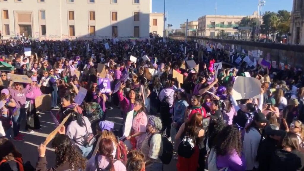 Ocho hombres fueron detenidos por infiltrarse en la marcha del 8M en Chihuahua. Gilberto Loya reporta daños a edificios y riesgo para las manifestantes.