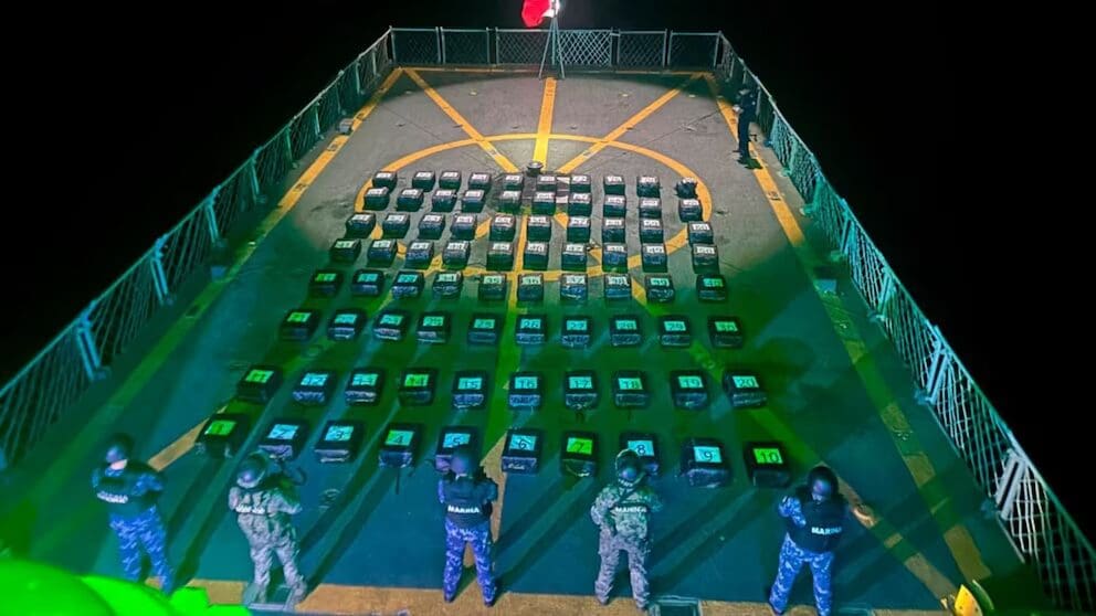 La Marina asegura 80 bultos con 2 toneladas de cocaína frente a Acapulco. Detalles del operativo de inteligencia y el golpe financiero al narcotráfico.