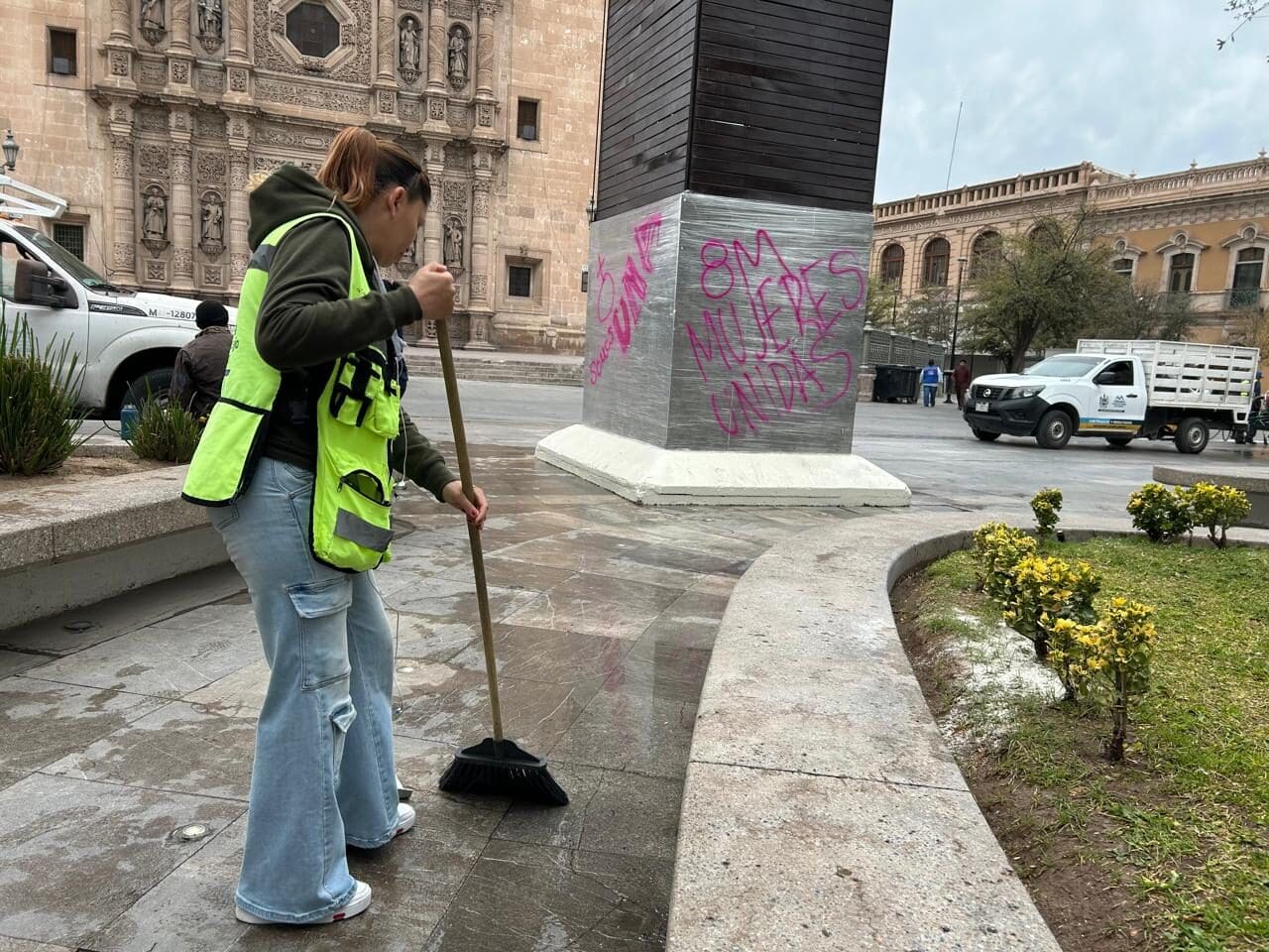 Brigadas de limpieza trabajan en la Plaza de Armas de Chihuahua tras la marcha del 8M. Conozca los detalles del operativo municipal este lunes 9 de marzo.