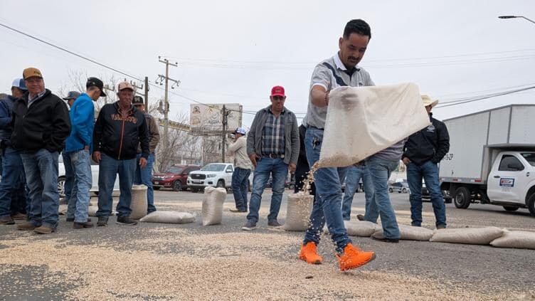 Agricultores bloquean el boulevard Juan Pablo II en Chihuahua y tiran frijol frente a Segalmex. Exigen el pago inmediato de sus cosechas y precios de garantía.