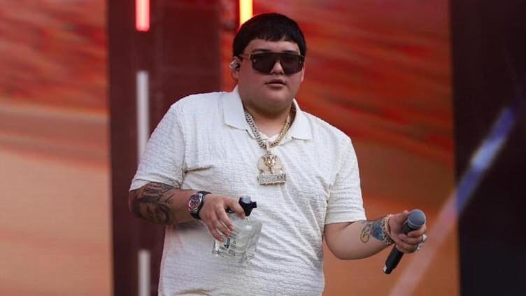 Víctor Mendivil recibe multa de 762 mil pesos por cantar narcocorridos en Chihuahua capital. Detalles de la sanción de la Subdirección de Gobernación.