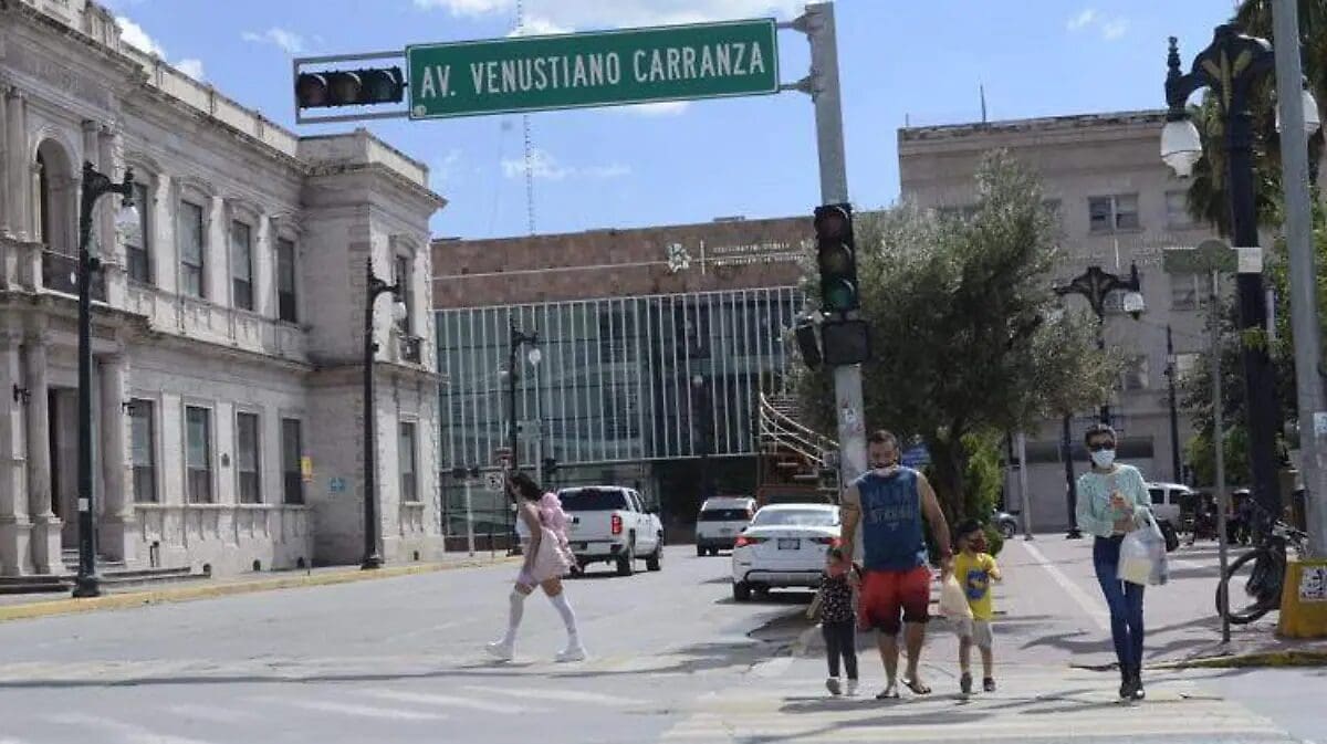 El Centro de Chihuahua recupera la circulación tras el retiro de vallas del 8M, pero los semáforos siguen apagados. Reporte de vialidad y precauciones.