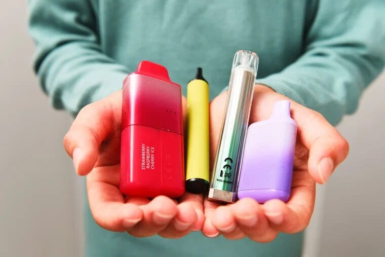La FDA permitirá nuevos sabores de vapeo como café y menta para adultos. Conozca el impacto de esta medida en la salud pública y el mercado ilícito.