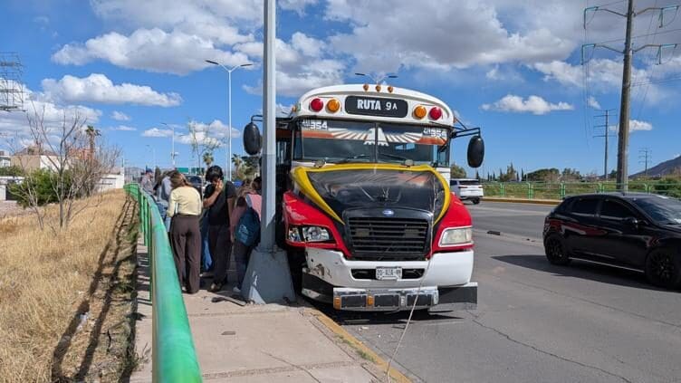 Choque de camión escolar en Avenida La Cantera deja saldo de 40 alumnos de Bachi 2 con lesiones leves tras perder un neumático. Detalles del accidente.
