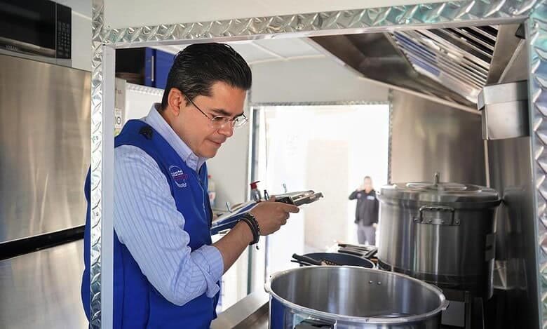 NutriChihuahua lleva comida gratis a la colonia El Porvenir. Conoce cómo funciona el comedor móvil de la SDHyBC y cuáles serán sus próximas paradas.
