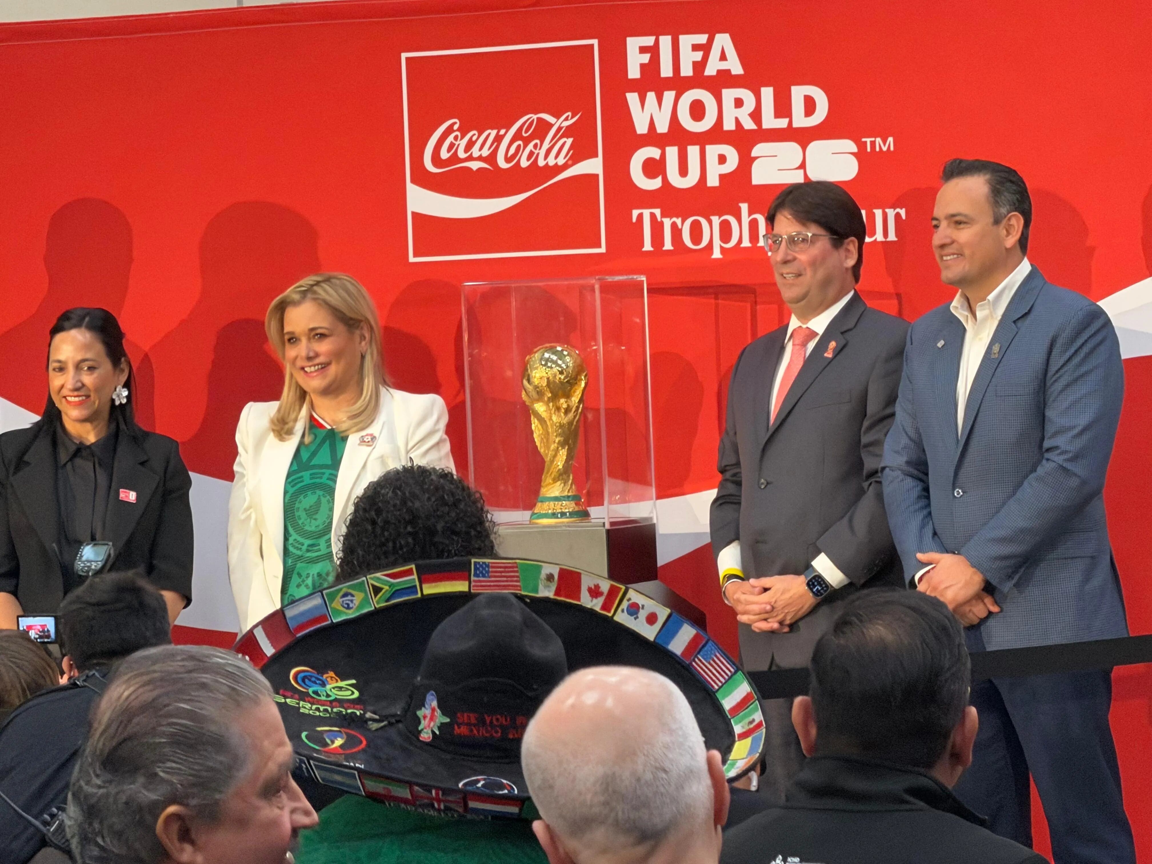 La gobernadora Maru Campos y el alcalde Marco Bonilla reciben en Chihuahua el Trofeo de la Copa Mundial FIFA 2026. Conozca los detalles de la ceremonia.