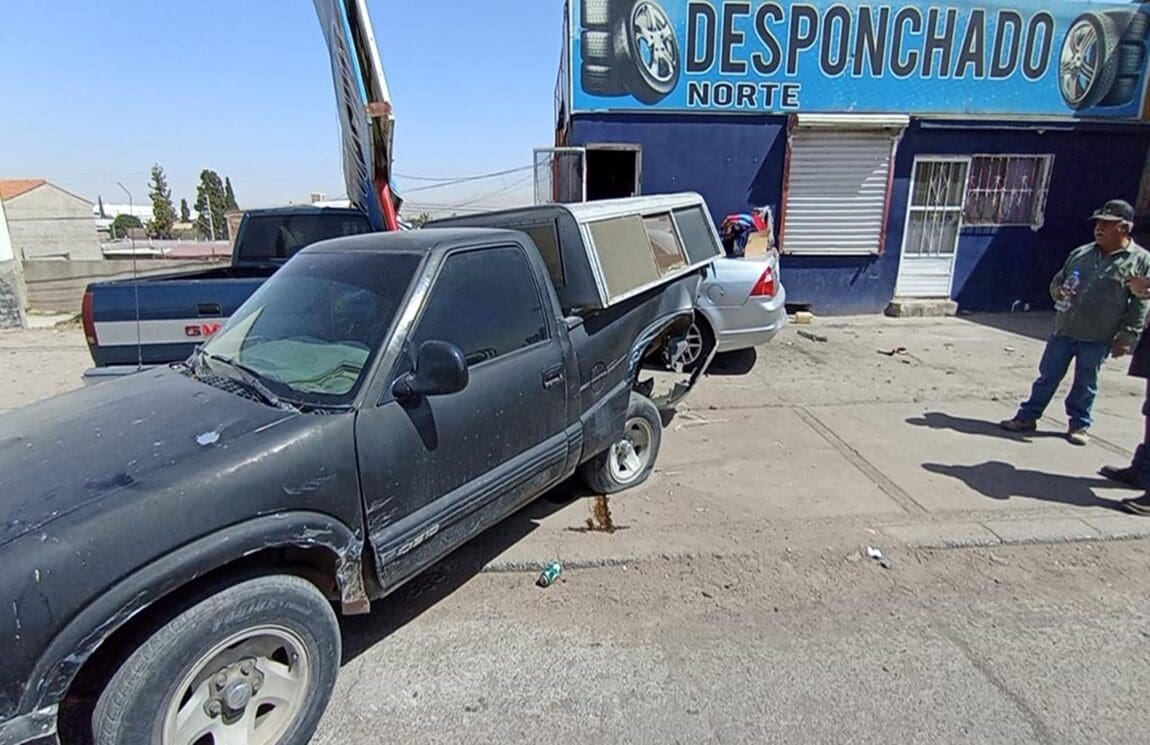 Conductora dormita y provoca atropello en la colonia Juan Güereca. Un trabajador cayó a un barranco tras el fuerte impacto en la Av. Tecnológico.