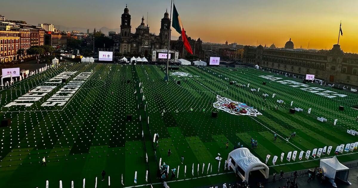 ¡CDMX hace historia! 9,500 personas rompen el Récord Guinness de la clase de futbol más grande en el Zócalo. Revive los detalles del evento aquí.