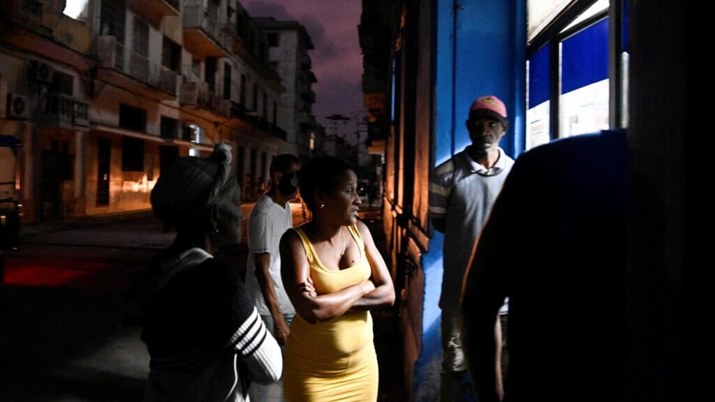 Cuba sufre nuevo apagón nacional este lunes 16 de marzo. Conoce las causas del colapso del sistema eléctrico y cuánto tardará en volver la luz.