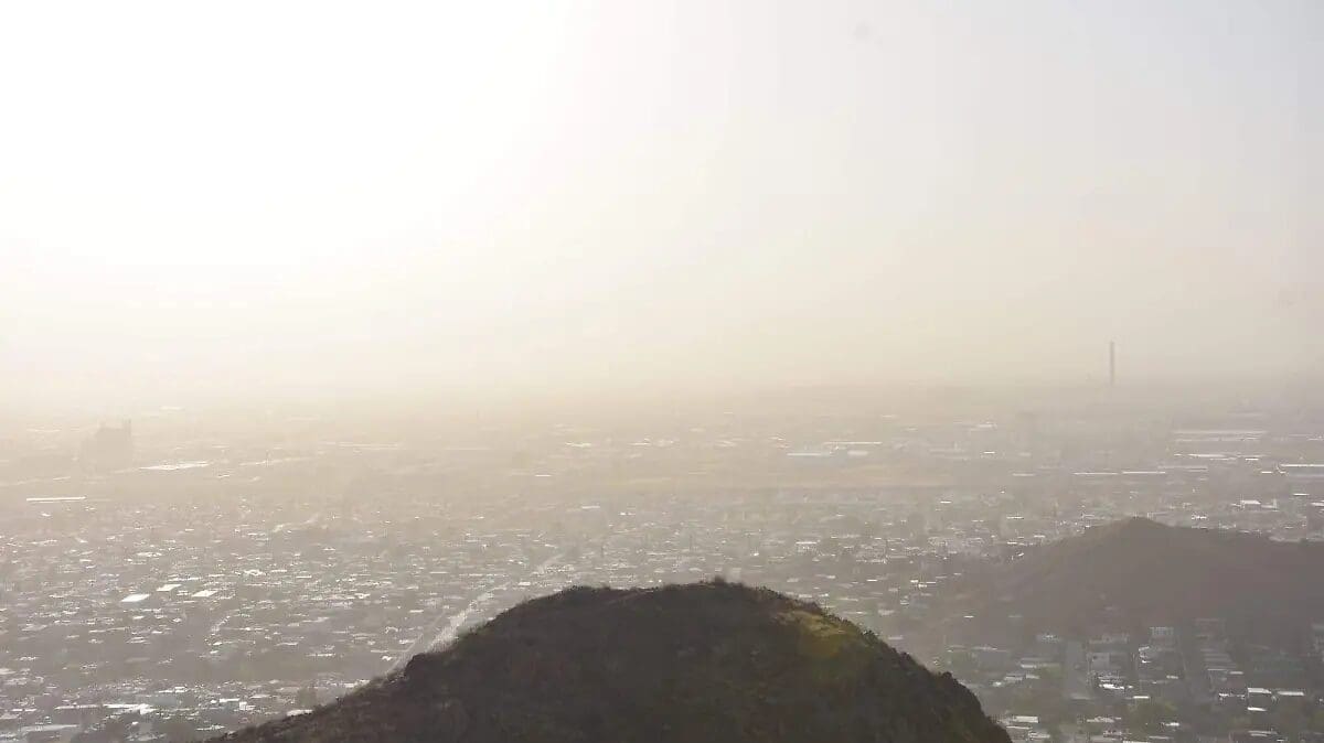 ¿Por qué el cielo de Chihuahua está café? Todo sobre la calima y el polvo que cubre la capital este 17 de marzo. Recomendaciones de salud aquí.