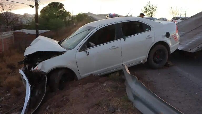 Fuerte choque en el periférico R. Almada: Joven en estado de ebriedad cae a desnivel y queda atrapado. Conoce los detalles del rescate en Chihuahua.