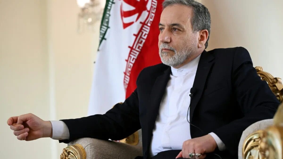 Renuncia Joe Kent, jefe de contraterrorismo de Trump, por desacuerdos sobre la guerra en Irán. Impacto del bloqueo en el Estrecho de Ormuz y precios del petróleo.