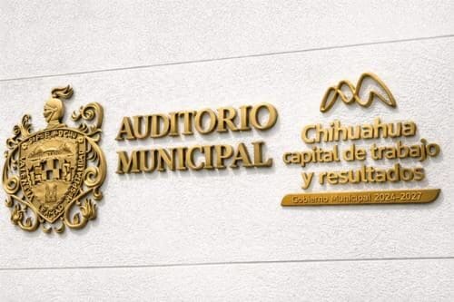 El Gobierno Municipal de Chihuahua rehabilita el Auditorio Municipal con iluminación LED, letras de bronce y nueva duela.