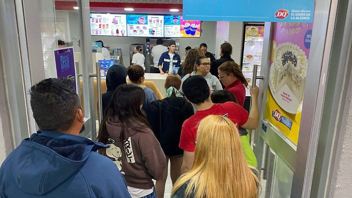 Miles de personas hacen fila en Dairy Queen por el Día del Cono gratis en Chihuahua y todo México.