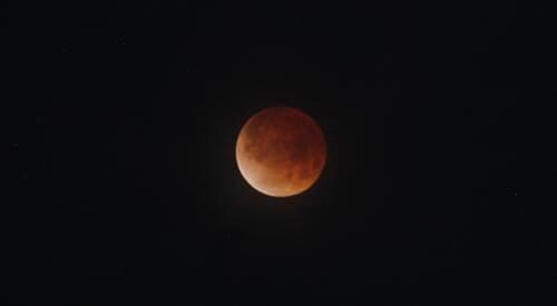 Eclipse lunar total tiñe de rojo el cielo de Chihuahua.