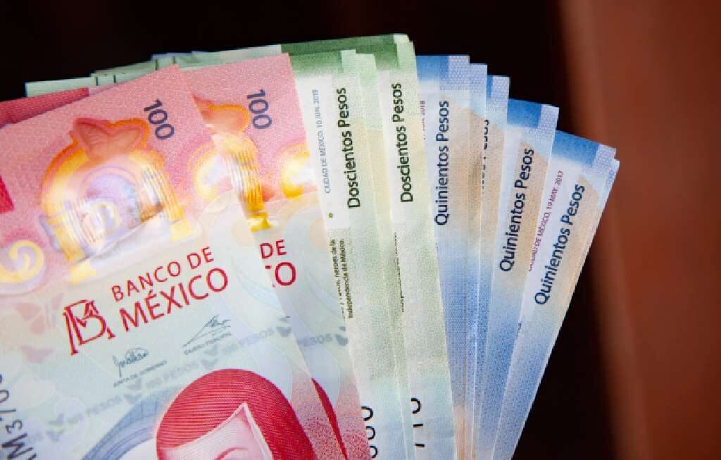 El peso mexicano cayó a 17.73 por dólar tras la escalada del conflicto en Medio Oriente; inversionistas buscan refugio en el dólar.