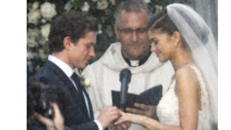 Rumores de boda secreta entre Zendaya y Tom Holland crecen tras declaraciones de su estilista y la filtración de una supuesta fotografía.