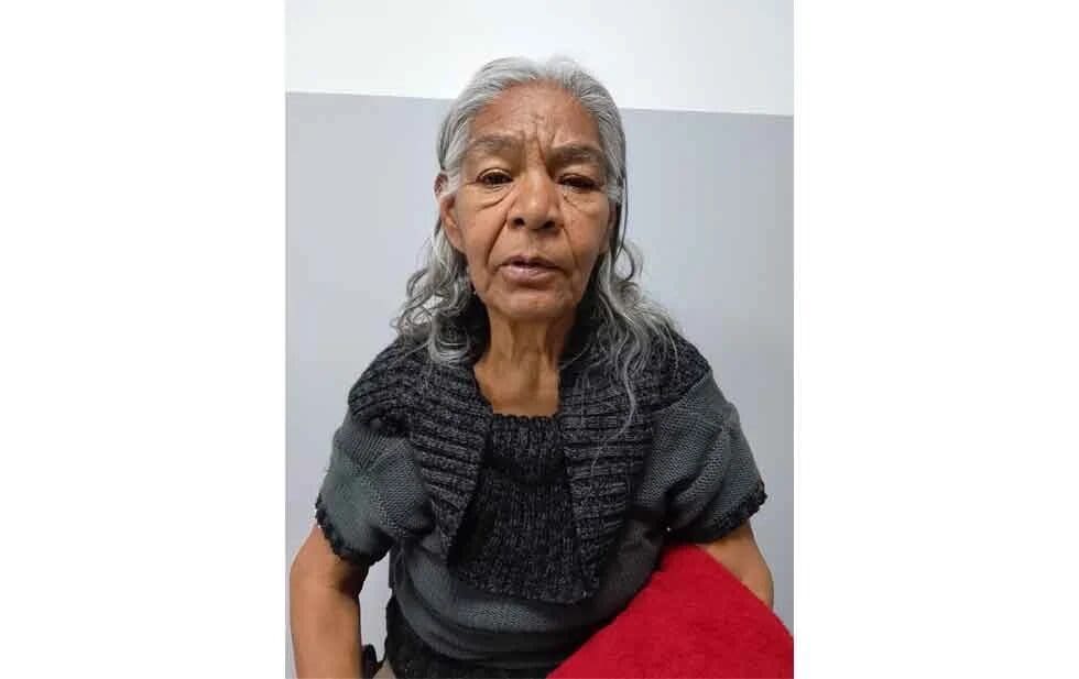 Policía Municipal solicita apoyo para localizar a familiares de mujer de 69 años encontrada desorientada.