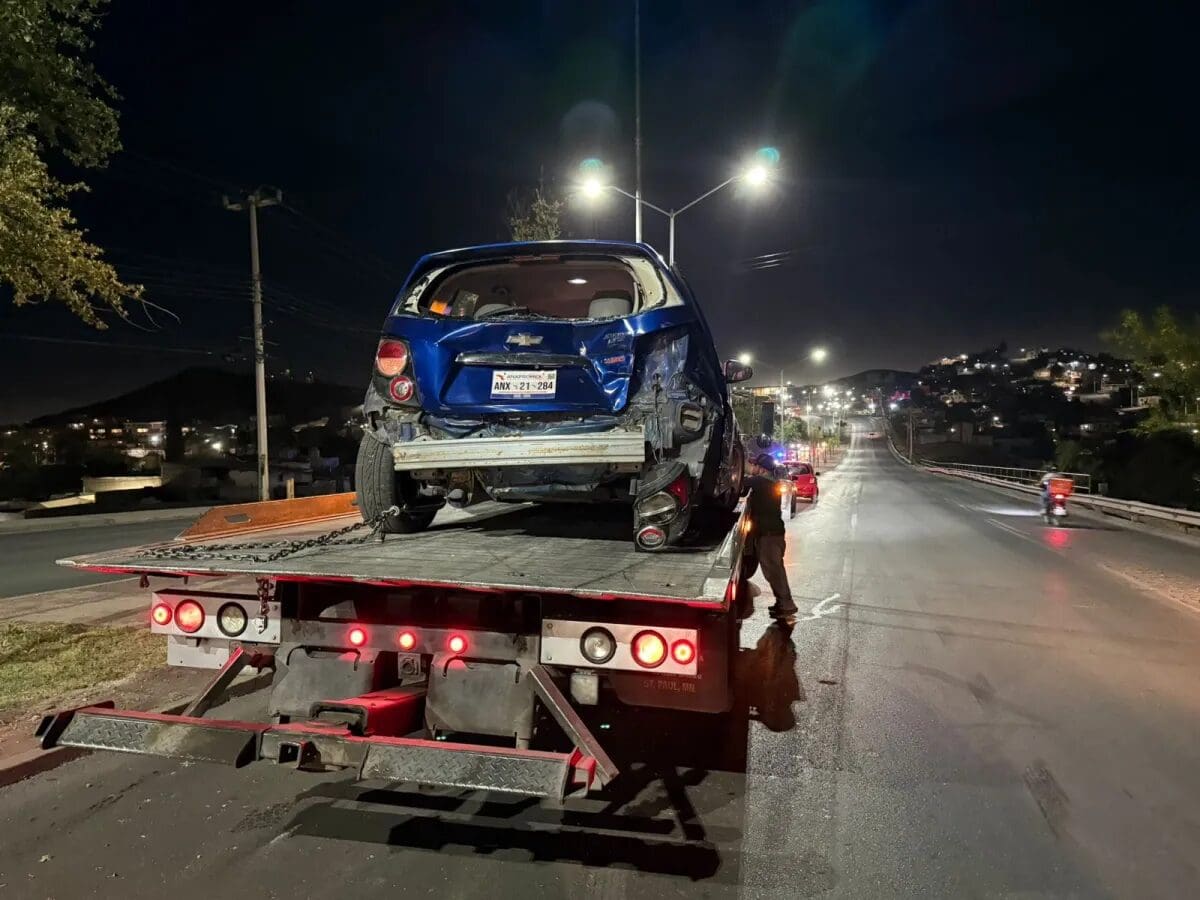 Un tráiler provocó el choque y volcadura de un Chevrolet Sonic en la avenida Pacheco y Tamborel. El responsable intentó huir pero fue detenido por las autoridades.