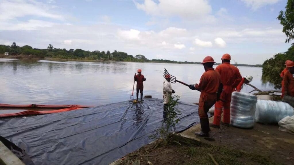 Claudia Sheinbaum confirma que la FGR investiga como delito penal el derrame de petróleo en el Golfo de México provocado por un barco privado.