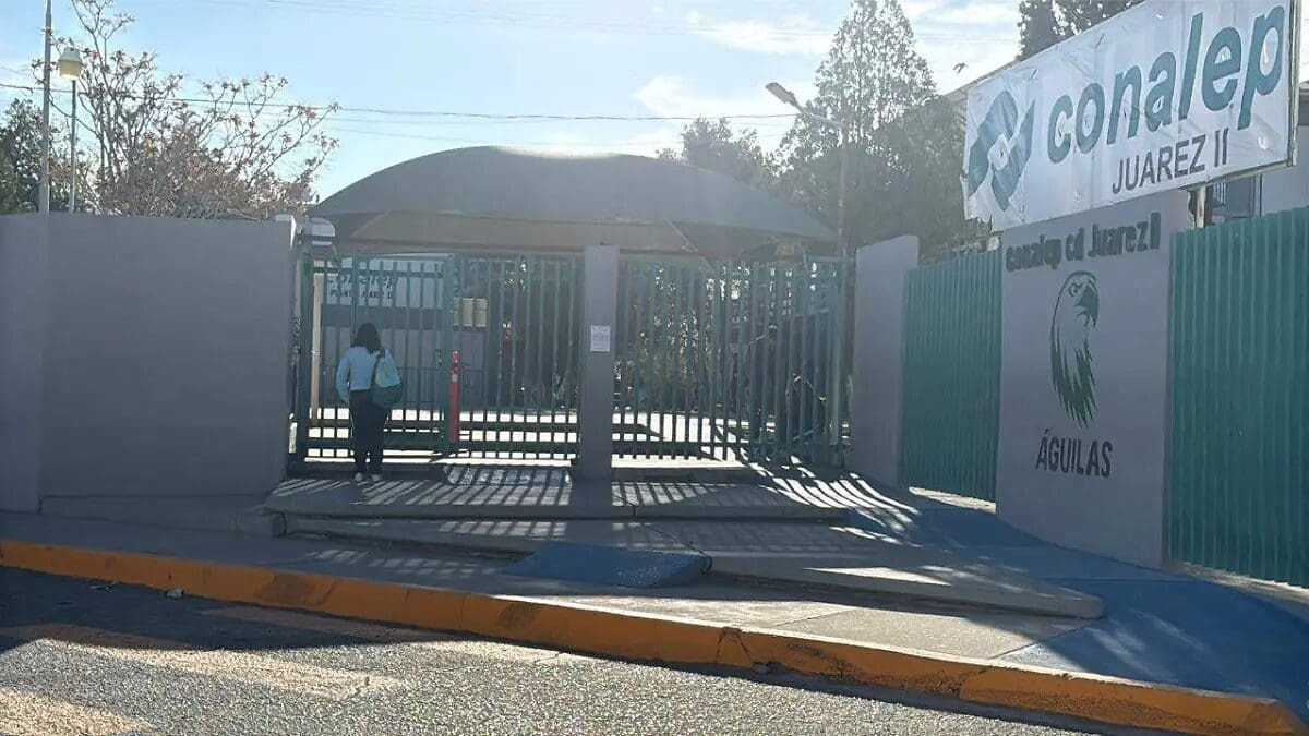 Más de 17 mil jóvenes dejaron la preparatoria en Chihuahua el ciclo pasado. Análisis sobre el impacto económico y familiar en la educación estatal.