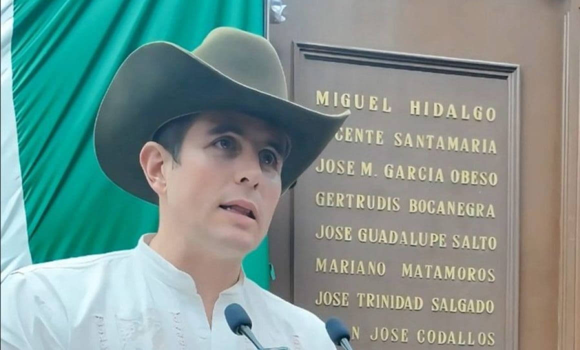 El diputado Carlos Tafolla pide pena de muerte para el estudiante que mató a dos maestras en Michoacán. Conoce los detalles del video del ataque y el origen del arma.
