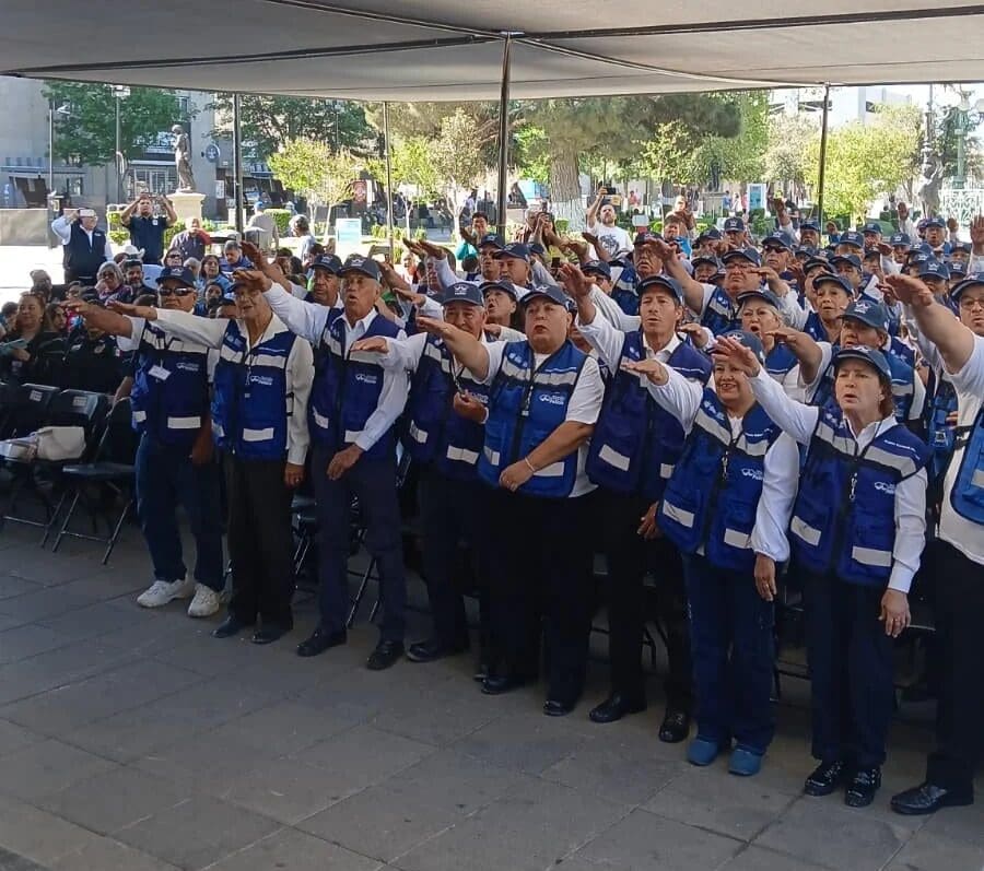 Chihuahua gradúa a 141 abuelitos policías para vigilar zonas escolares. Conoce los detalles del programa de Desarrollo Humano y Educación.